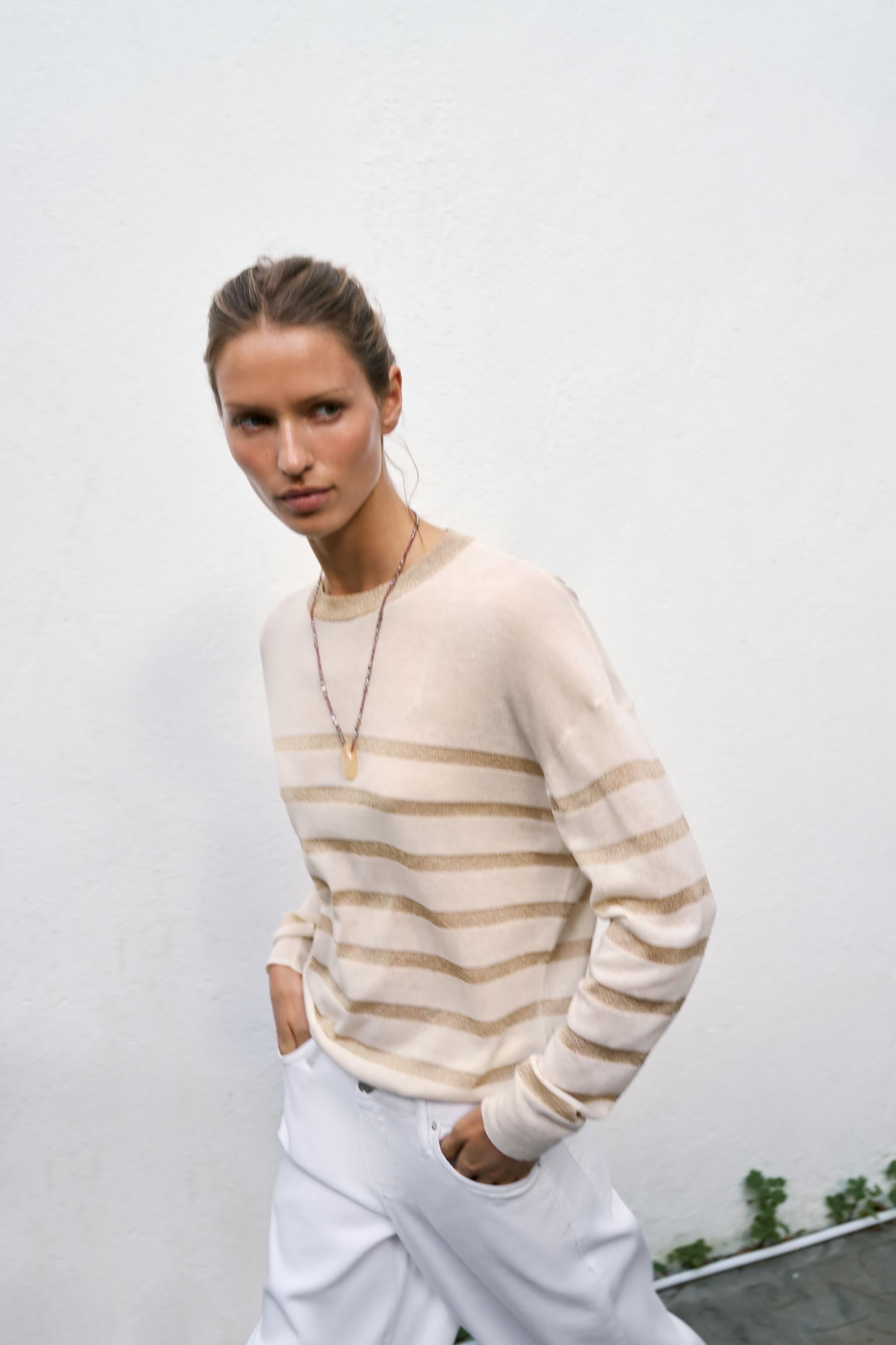 PULL EN MAILLE À RAYURES ET FIL MÉTALLISÉ